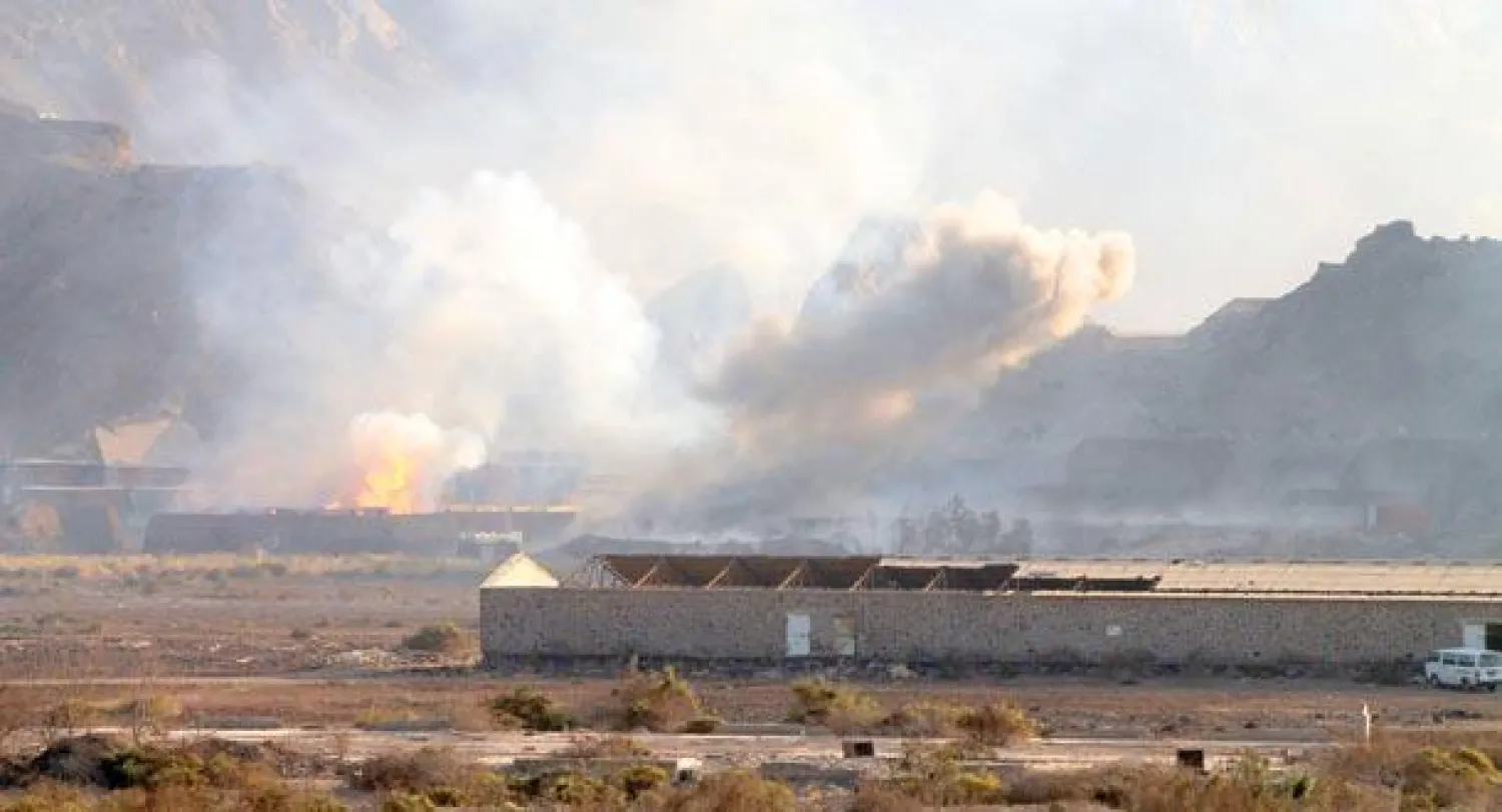 دخان يتصاعد من مخازن أسلحة بعد تفجيرات شهدتها عدن أمس (أ.ف.ب)