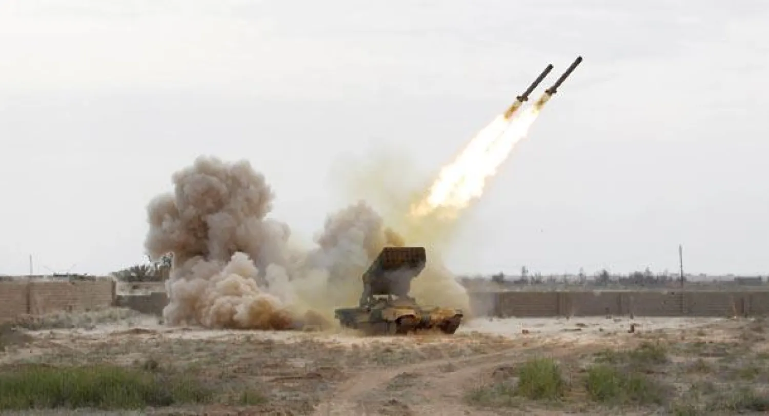 القوات العراقية تطلق صاروخين على مواقع «داعش» في تكريت أمس (رويترز)