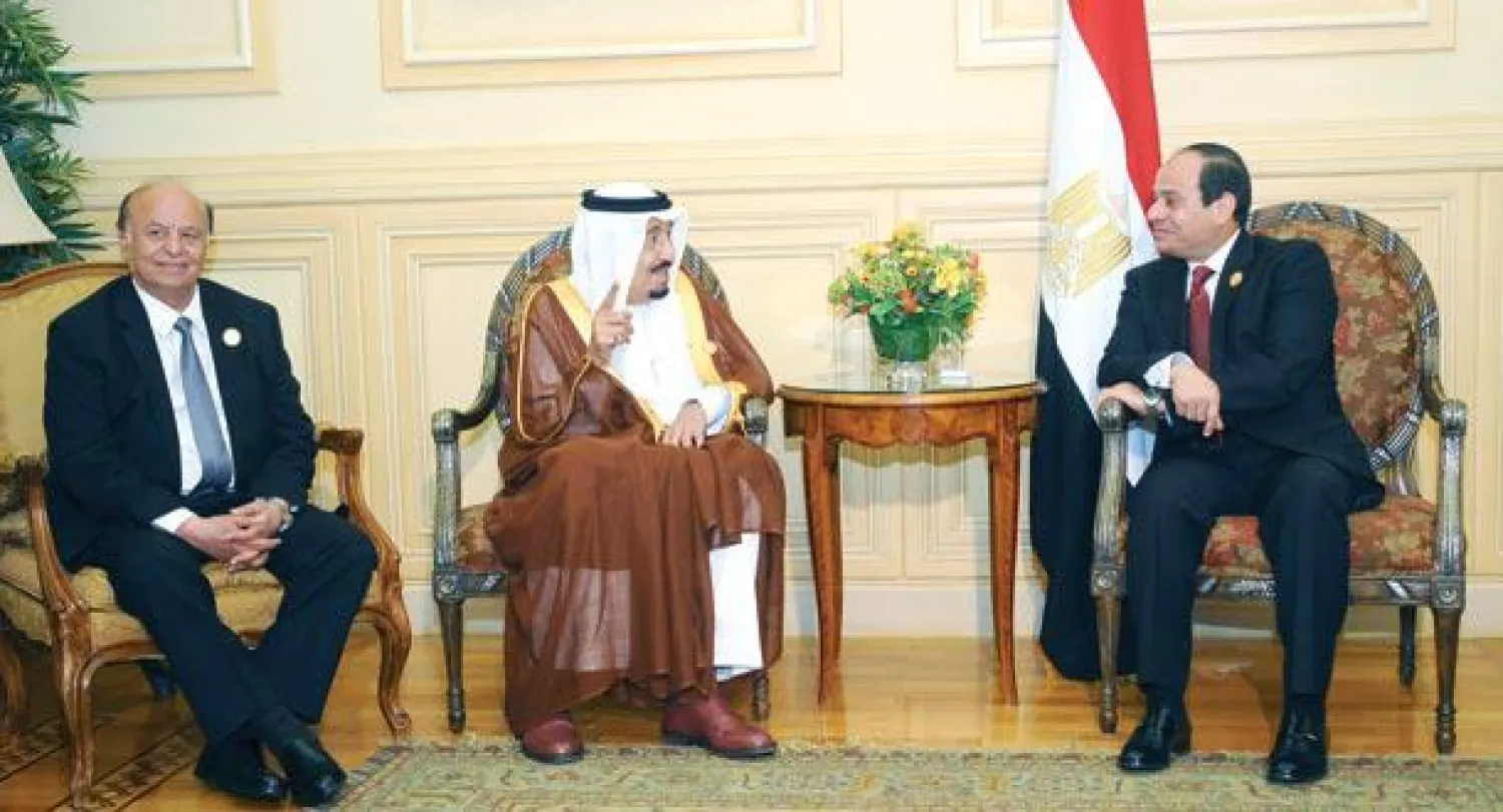 خادم الحرمين الشريفين الملك سلمان بن عبد العزيز في نقاش مع الرئيس المصري عبد الفتاح السيسي والرئيس اليمني عبد ربه منصور هادي قبل افتتاح القمة العربية أمس (أ.ب)