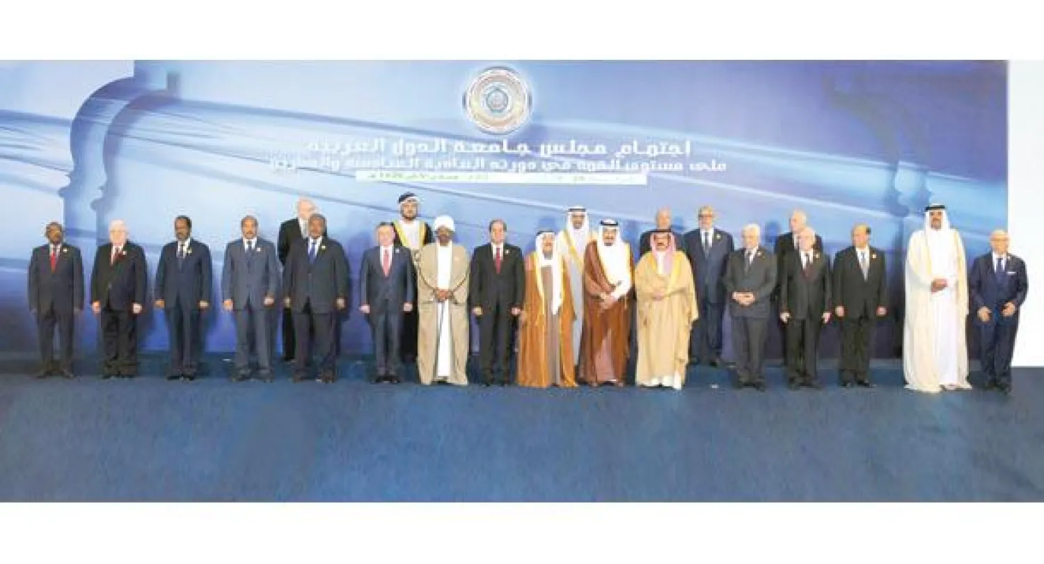 الملك سلمان والشيخ صباح الأحمد والرئيس السيسي يتوسطون القادة العرب في صورة جماعية للقمة الـ26 لجامعة الدول العربية في شرم الشيخ أمس (رويترز)