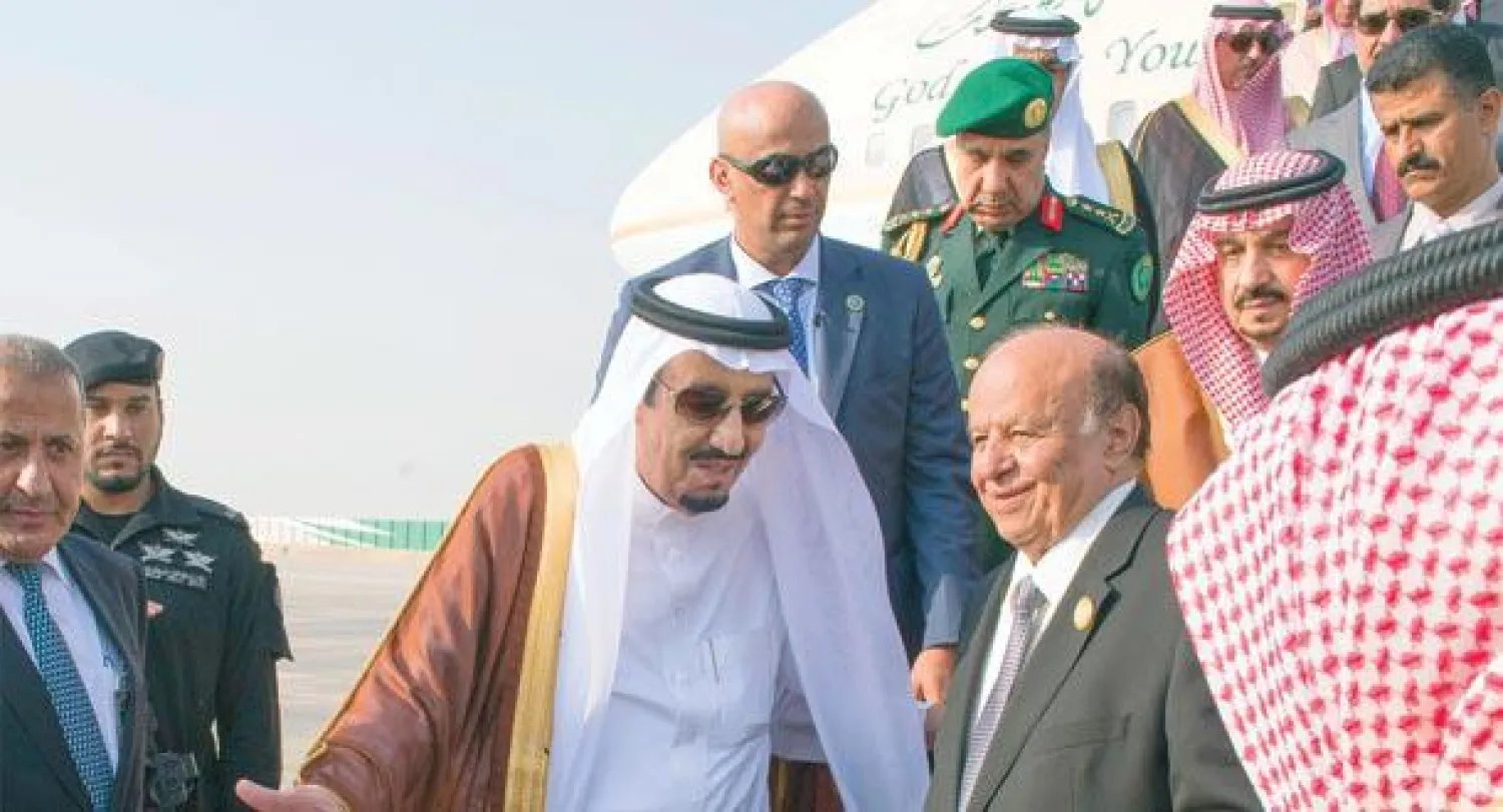 الملك سلمان بن عبد العزيز والرئيس اليمني لدى وصولهما إلى الرياض أمس قادمين من شرم الشيخ (تصوير: بندر الجلعود)