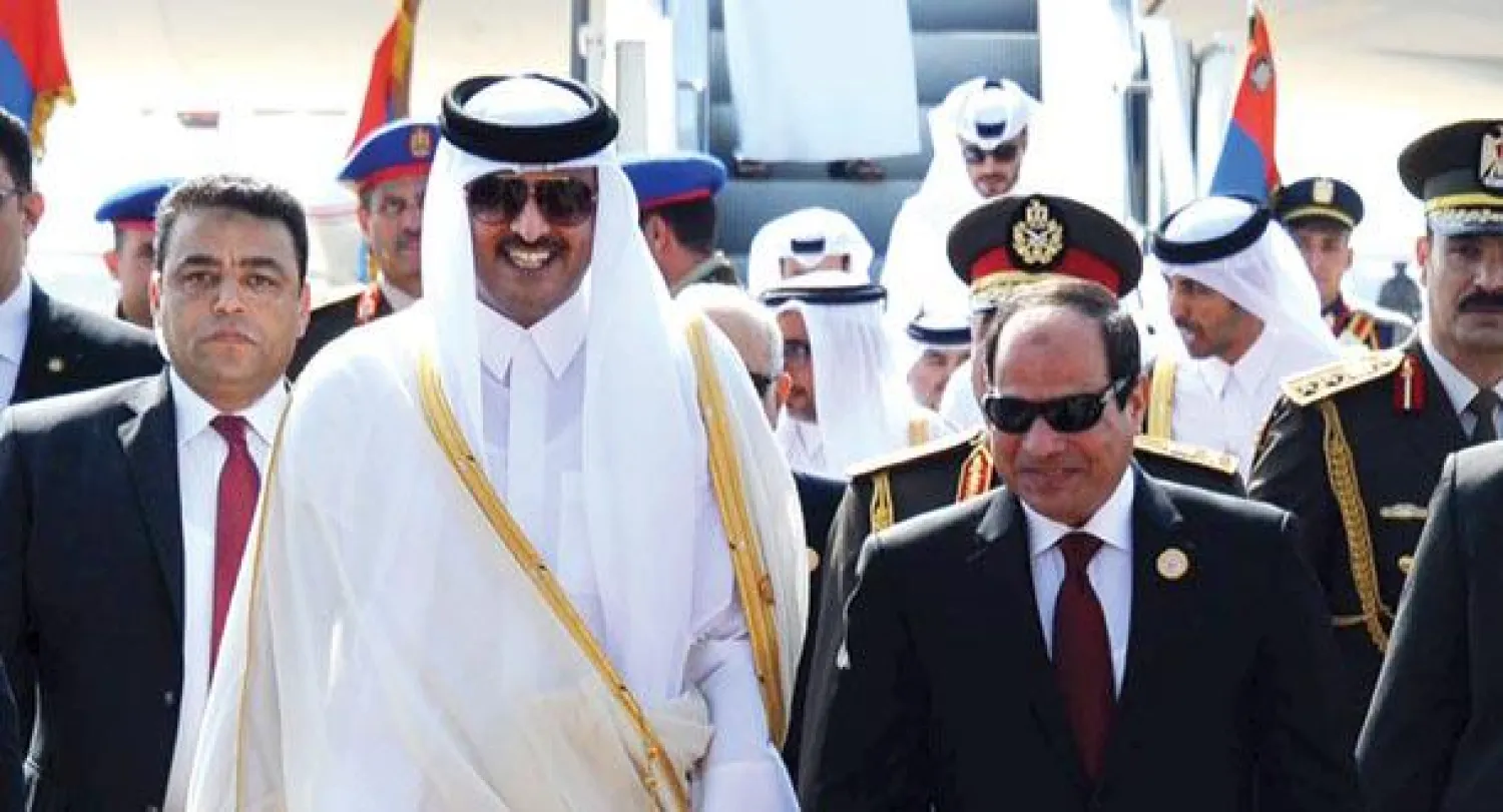 الرئيس المصري عبد الفتاح السيسي لدى استقباله الشيخ تميم بن حمد في شرم الشيخ أمس (رويترز)