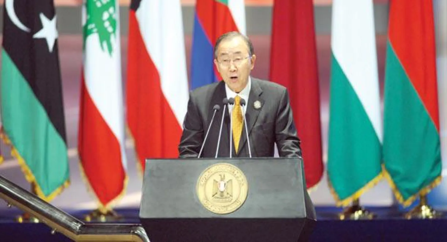 الأمين العام للأمم المتحدة بان كي مون خلال إلقاء كلمته في الجلسة الافتتاحية للقمة العربية بشرم الشيخ أمس (أ.ف.ب)