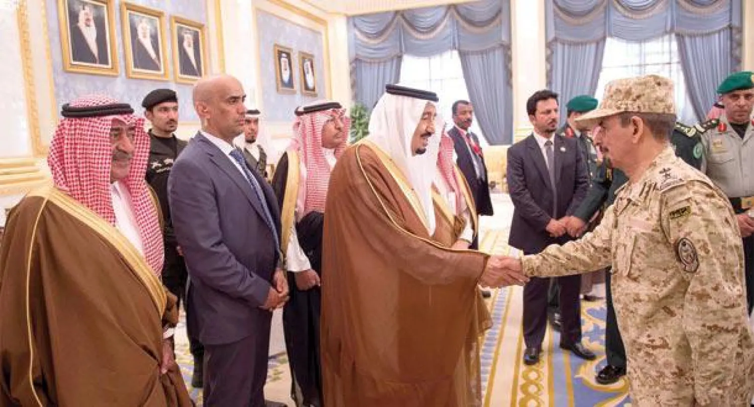 خادم الحرمين الشريفين بعد وصوله إلى الرياض أمس قادما من شرم الشيخ (واس)