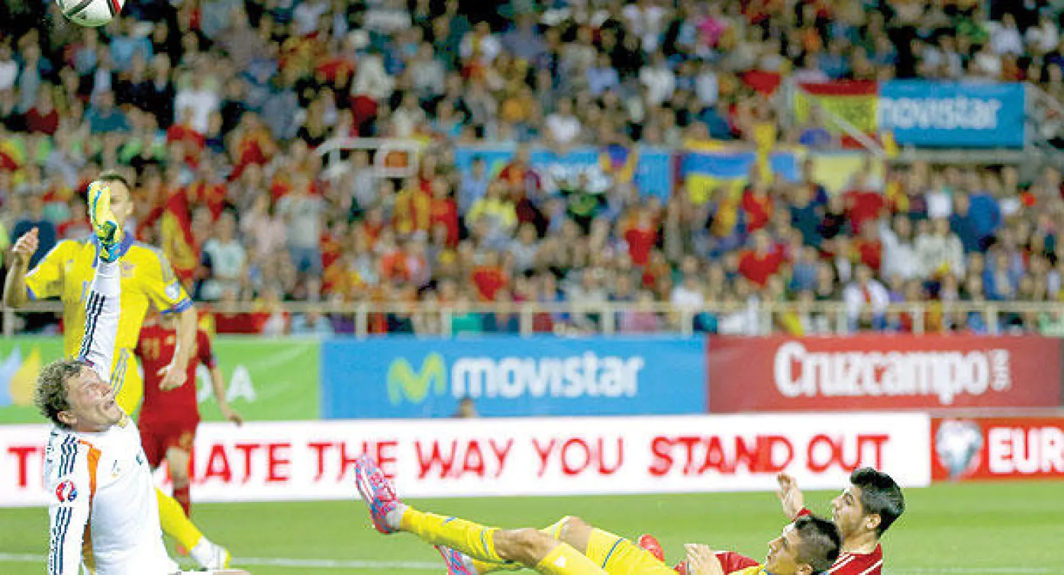 موراتا (يمين) يحرز أول أهدافه الدولية (رويترز)