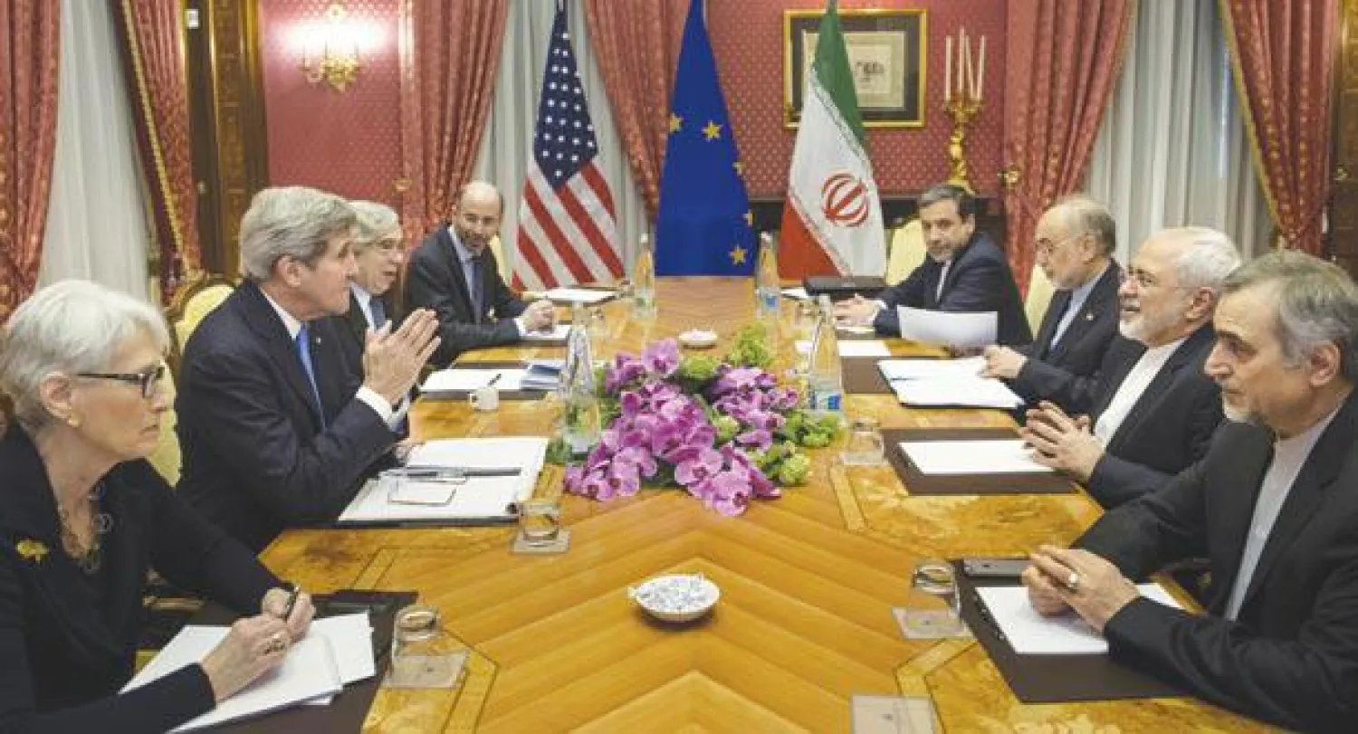 جولة جديدة من المفاوضات الأميركية - الإيرانية. من اليسار الوفد الأميركي: وكيل وزارة الخارجية للشؤون السياسية ويندي شيرمان، ووزير الخارجية جون كيري، ووزير الطاقة إرنست مونيز، وعضو مجلس الأمن القومي روبرت مالي. يقابلهم الوفد الإيراني: نائب وزير الخارجية عباس عراقجي، ورئيس منظمة الطاقة الذرية علي أكبر صالحي، ووزير الخارجية محمد جواد ظريف، وحسين فريدون، المساعد الخاص للرئيس الإيراني بلوزان، سويسرا أمس (أ.ب)