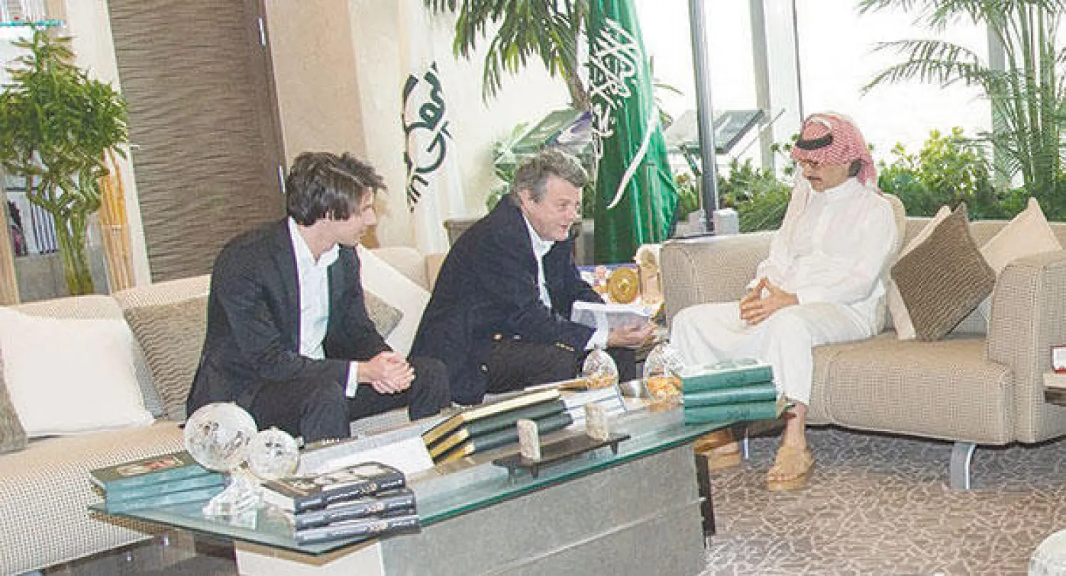 الأمير الوليد بن طلال والضيف الفرنسي جين لوي بورلو