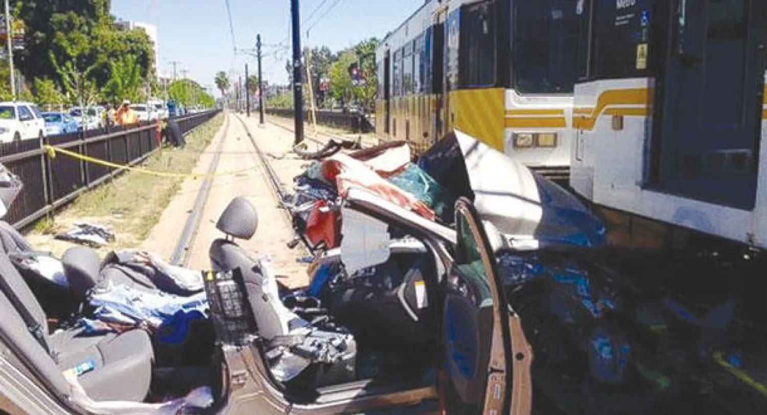 قطار في لوس أنجليس يصدم سيارة.. وإصابة 21 شخصًا