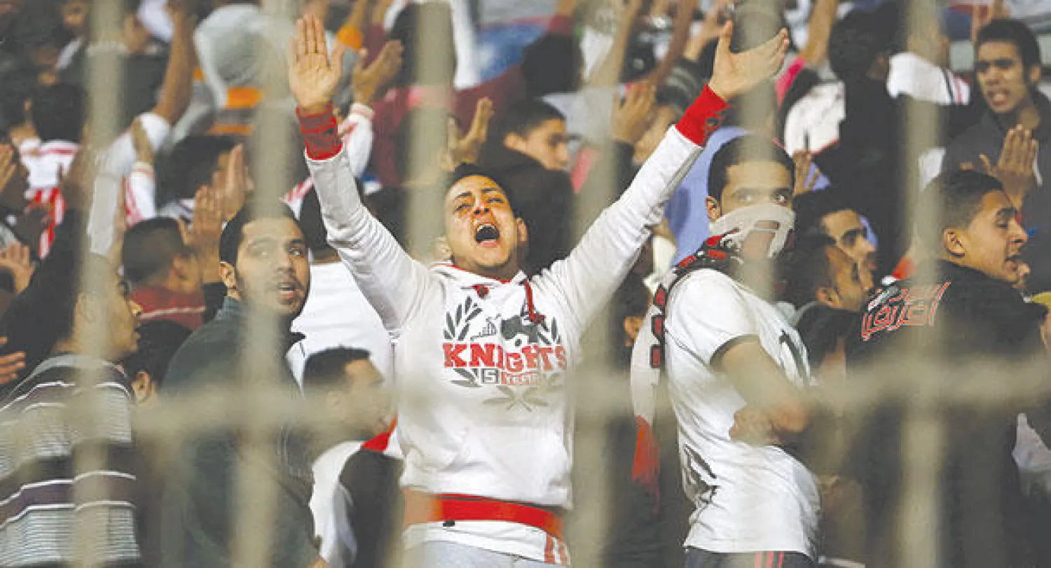 جماهير ألتراس الزمالك تصرخ بعد وقوع ضحايا خلال التدافع قبل مباراة إنبي منذ شهرين (أ.ب)