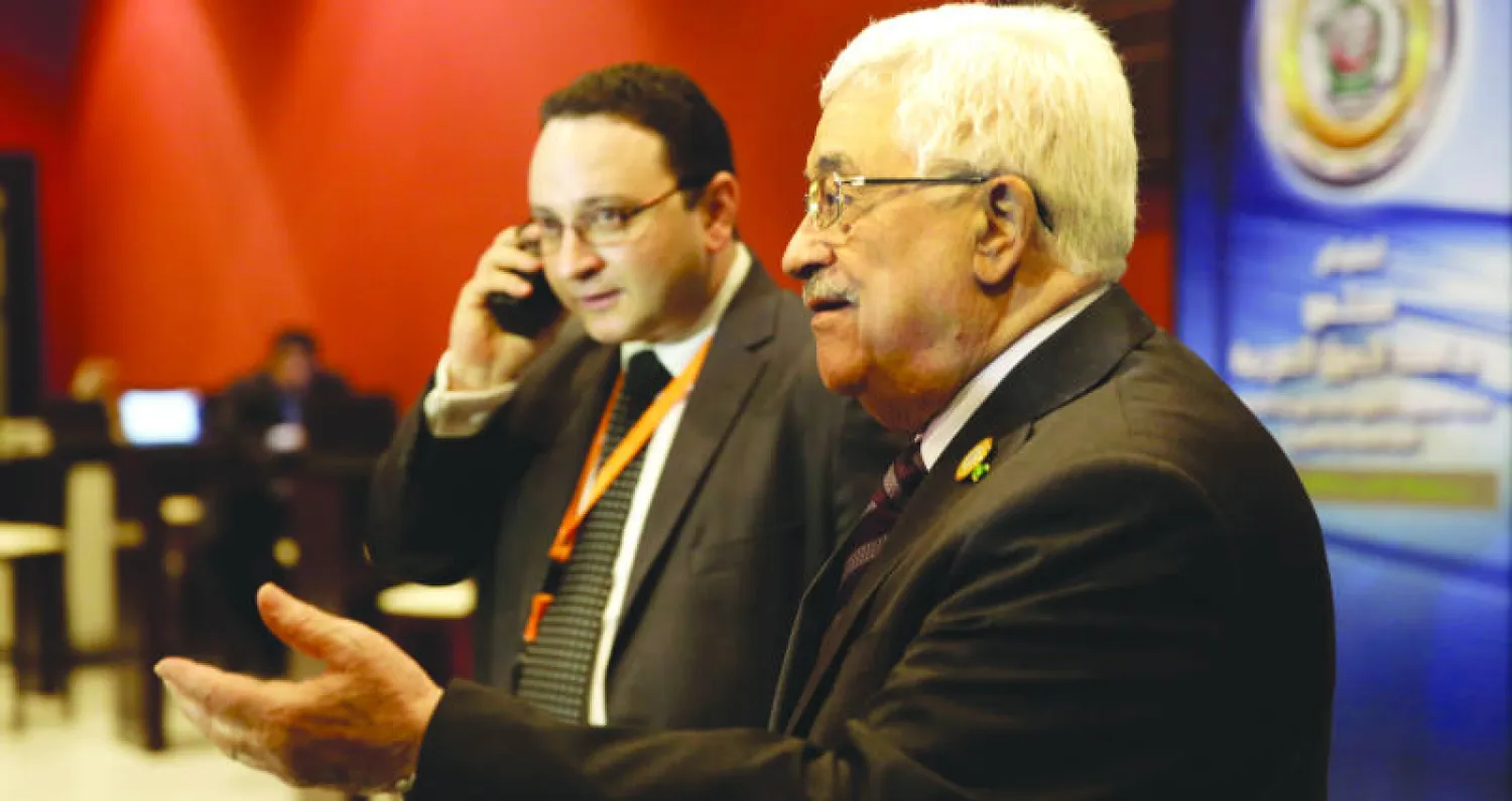 محمود عباس يتحدث خلال استراحة قصيرة في شرم الشيخ حيث تعقد القمة(أ.ب)