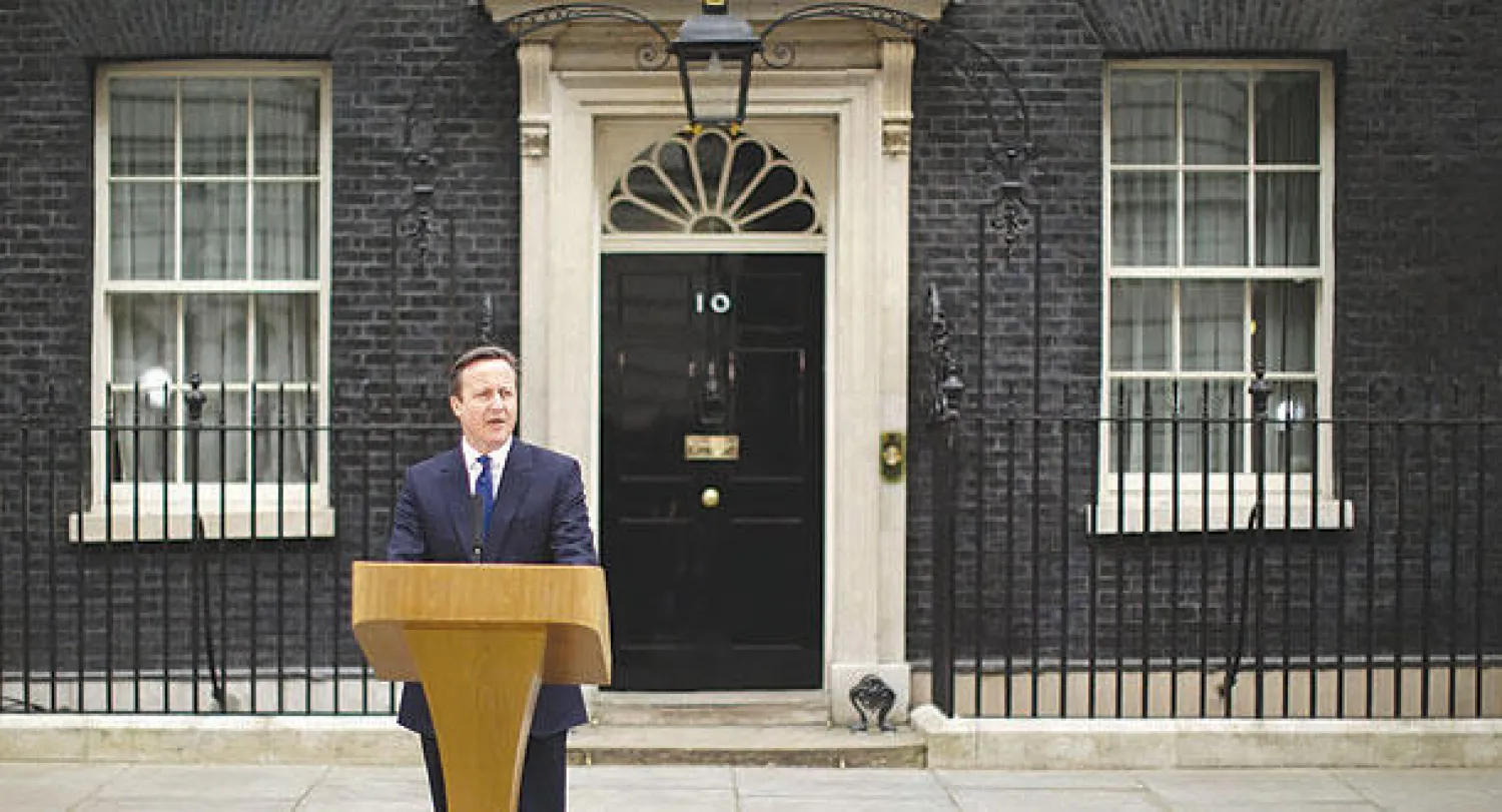 كاميرون خلال إلقاء خطاب أمام مقر مكتب رئاسة الحكومة البريطانية «10 داونينغ ستريت» في لندن مع إعلان انطلاق حملة الانتخابات البريطانية أمس (أ.ب)