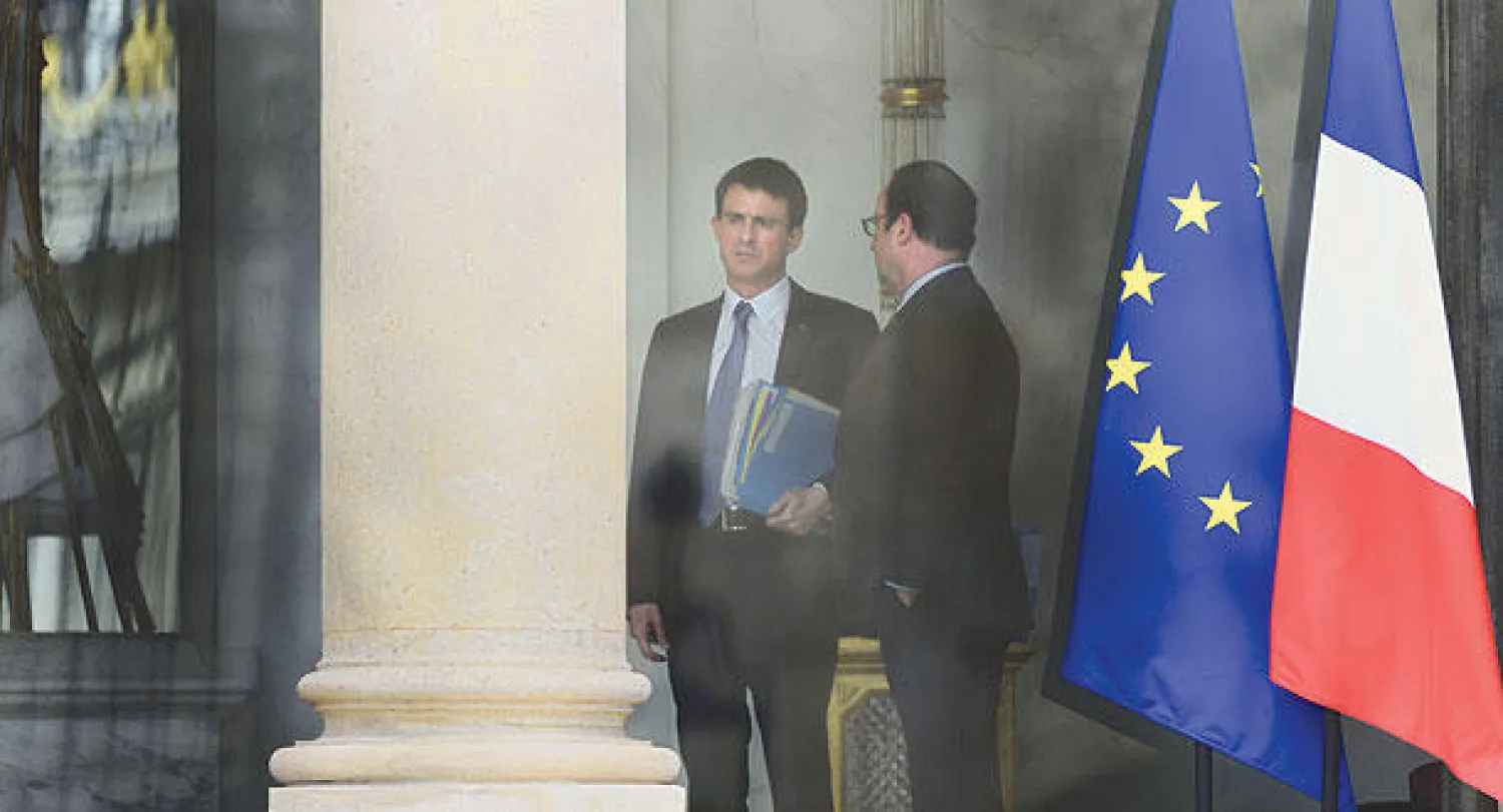 الرئيس الفرنسي هولاند مع رئيس حكومته بعد غداء عمل جمعهما  لبحث نتائج الانتخابات المحلية أمس (أ.ف.ب)