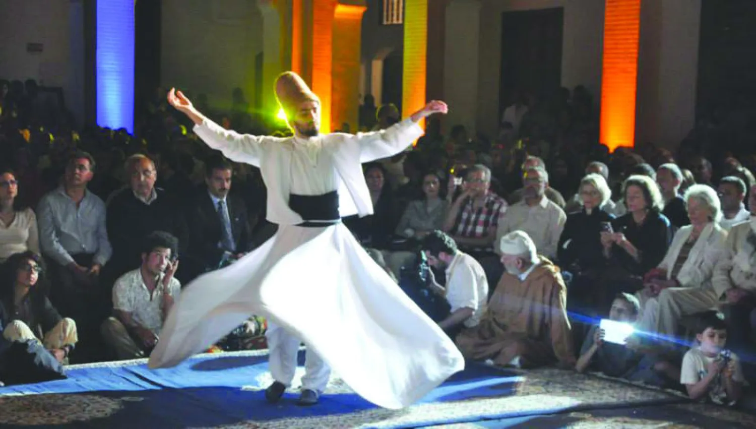 جانب من فعاليات الدورة الثامنة لمهرجان الموسيقى الروحية في مدينة فاس («الشرق الأوسط»)