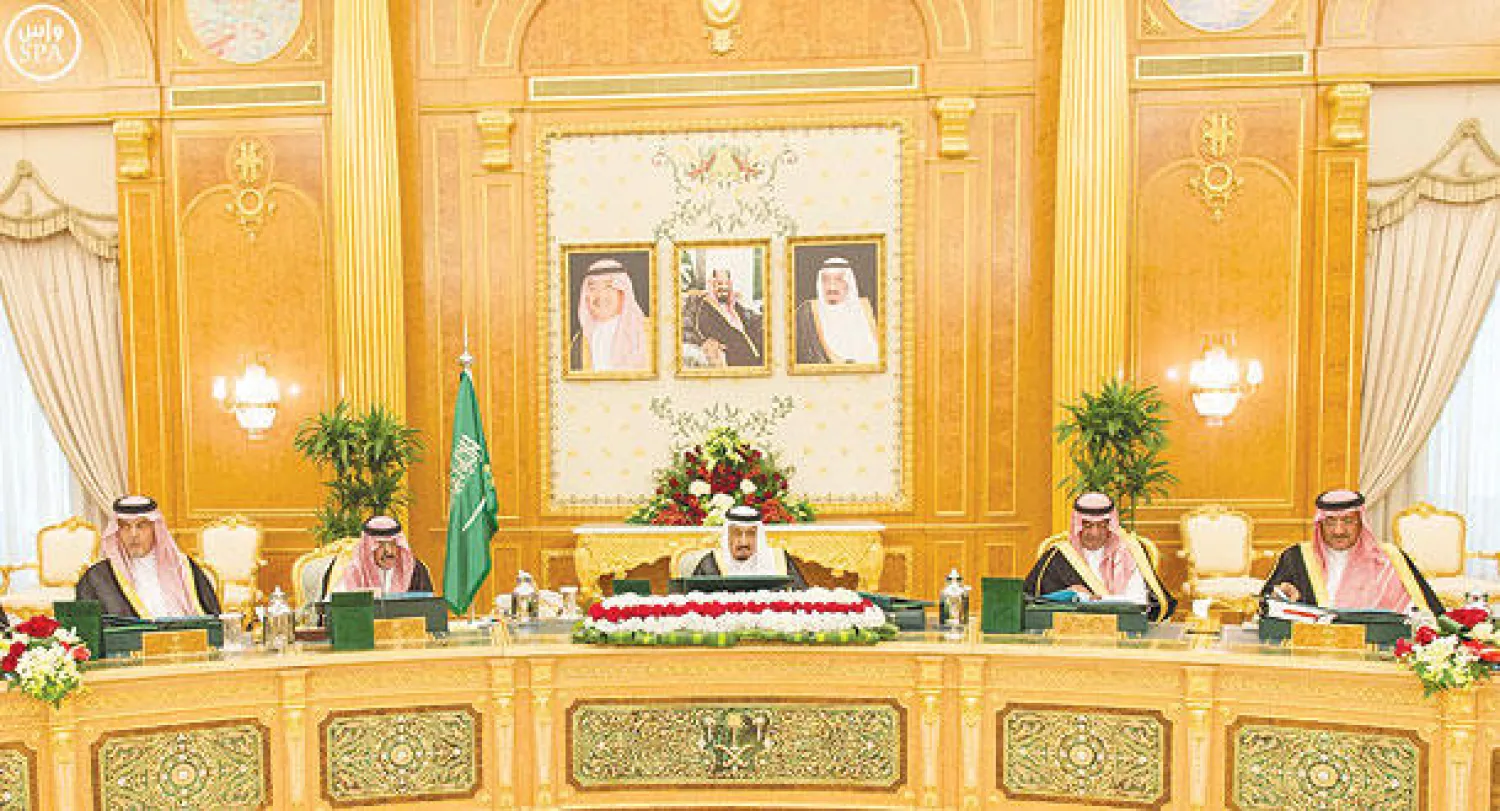 خادم الحرمين الشريفين لدى ترؤسه جلسة مجلس الوزراء.. ويبدو الأمير سعود الفيصل وزير الخارجية والأمير مقرن بن عبد العزيز ولي العهد والأمير محمد بن نايف ولي ولي العهد وزير الداخلية (واس)