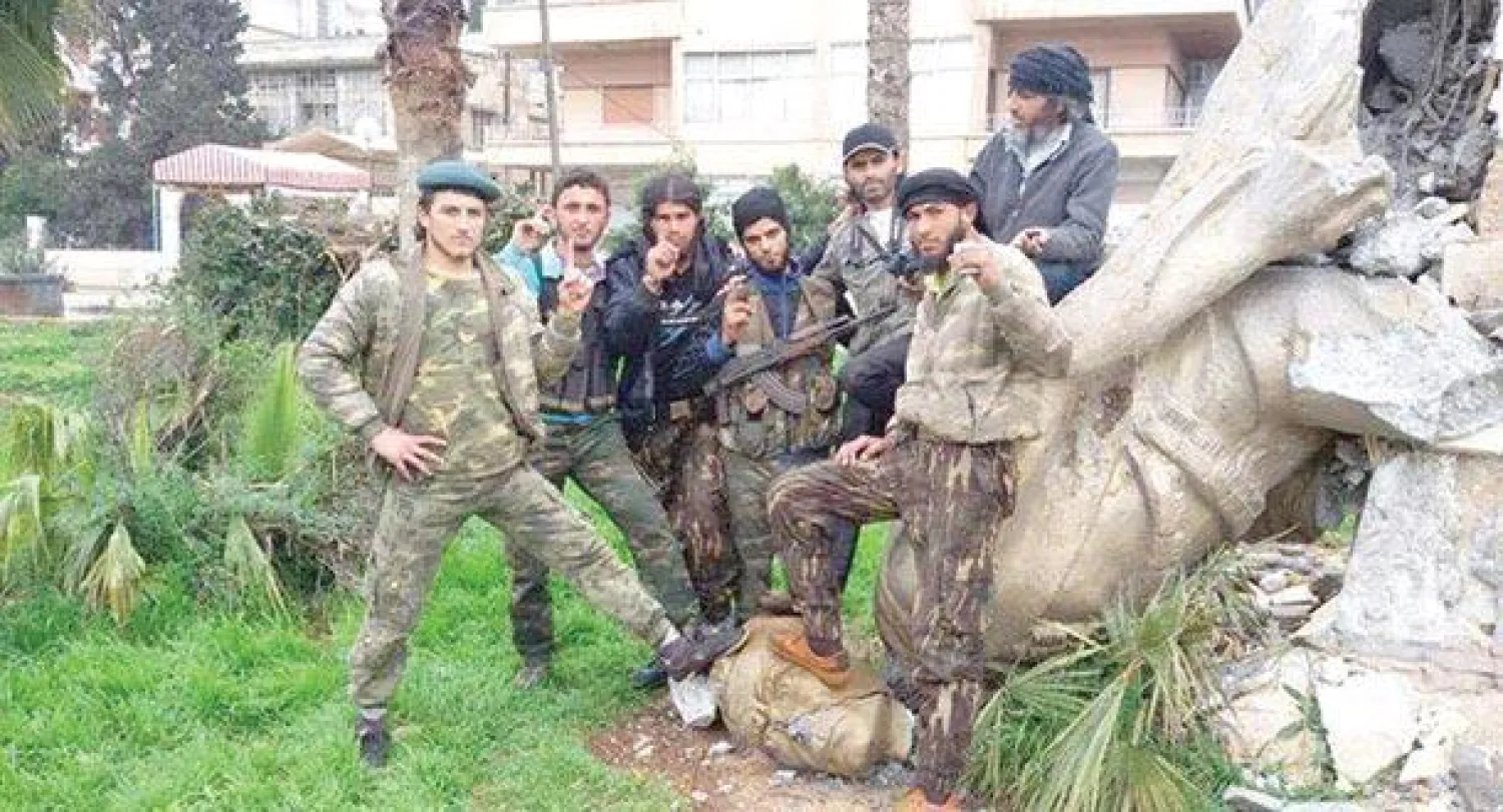 تمثال إبراهيم هنانو أحد رموز الاستقلال السوري تم تدميره على أنه تمثال لحافظ الأسد («الشرق الأوسط»)