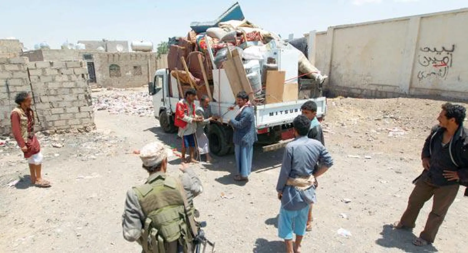 يمنيون يغادرون صنعاء نحو قراهم ومناطق أخرى أمس (أ.ف.ب)