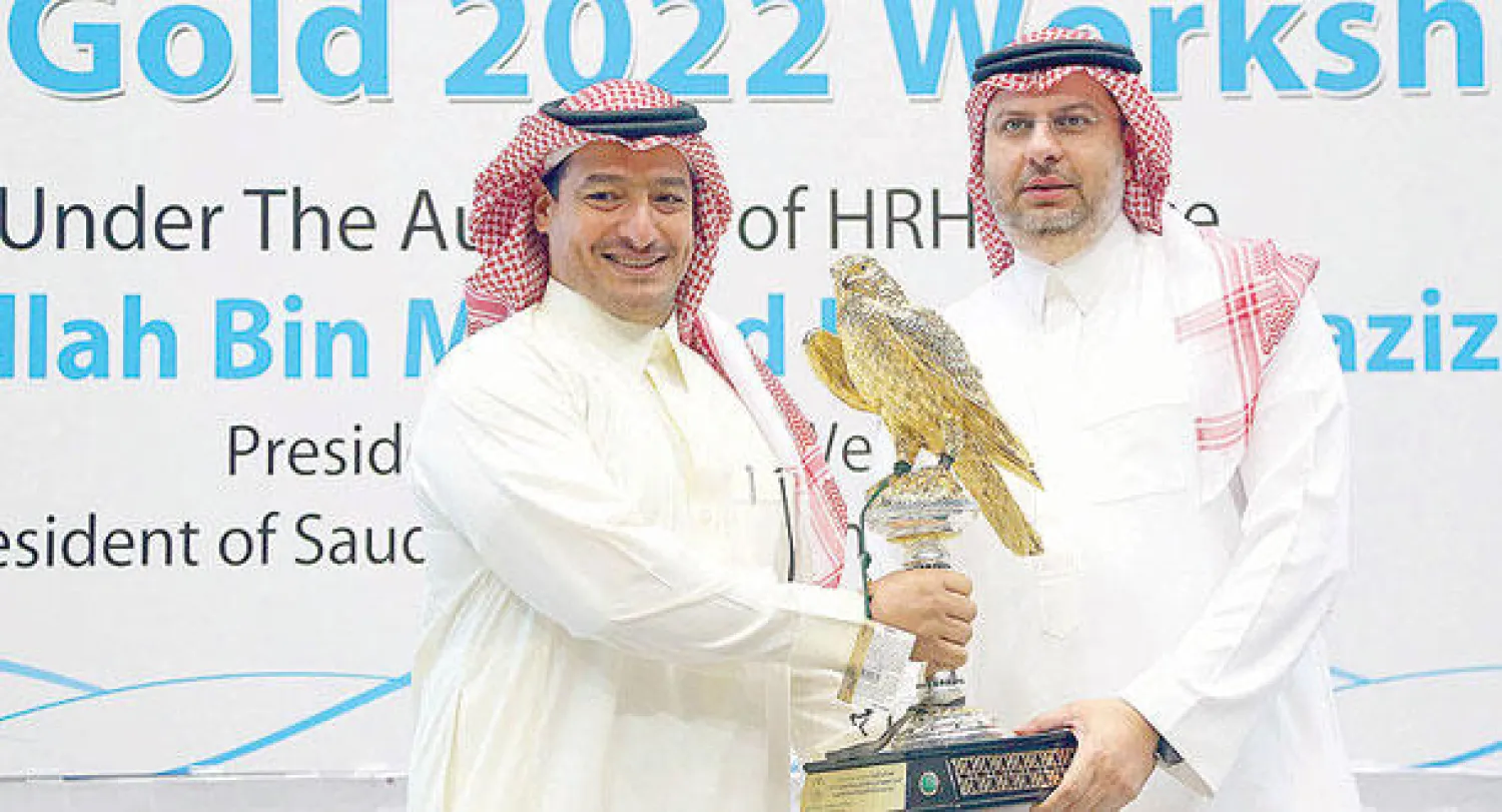 الأمير عبد الله بن مساعد يكرم محمد المسحل أمين عام اللجنة الأولمبية السعودية السابق على هامش ورشة العمل (تصوير: سعد العنزي)