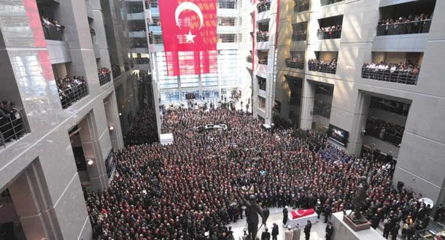 آلاف المشيعين يشاركون في جنازة المدعي العام التركي محمد سليم كيراز في إسطنبول أمس (أ.ب)