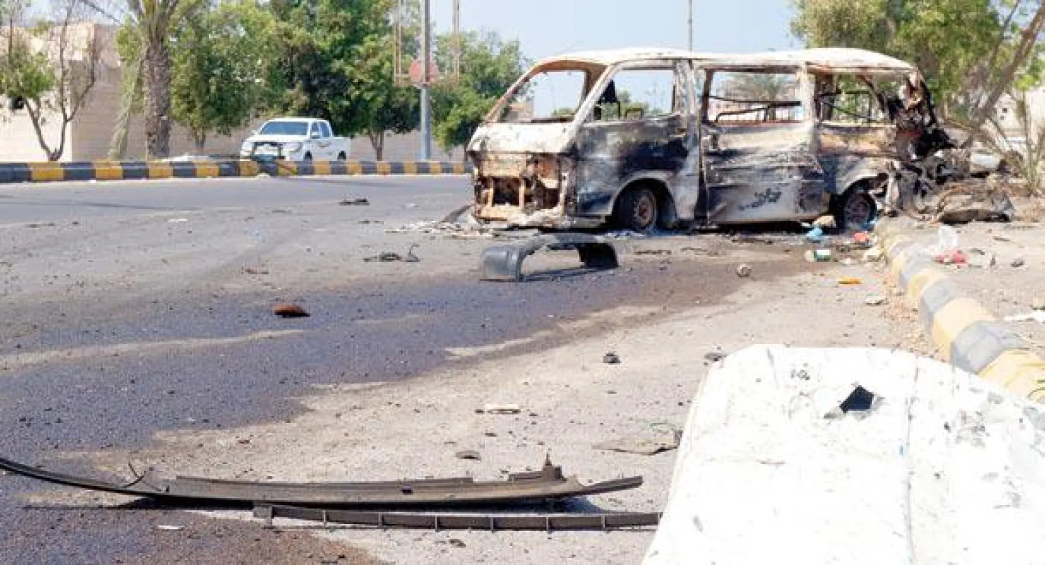 حافلة جرى إحراقها أثناء مواجهات بين موالين للرئيس عبد ربه منصور هادي والحوثيين أمس في عدن (غيتي)