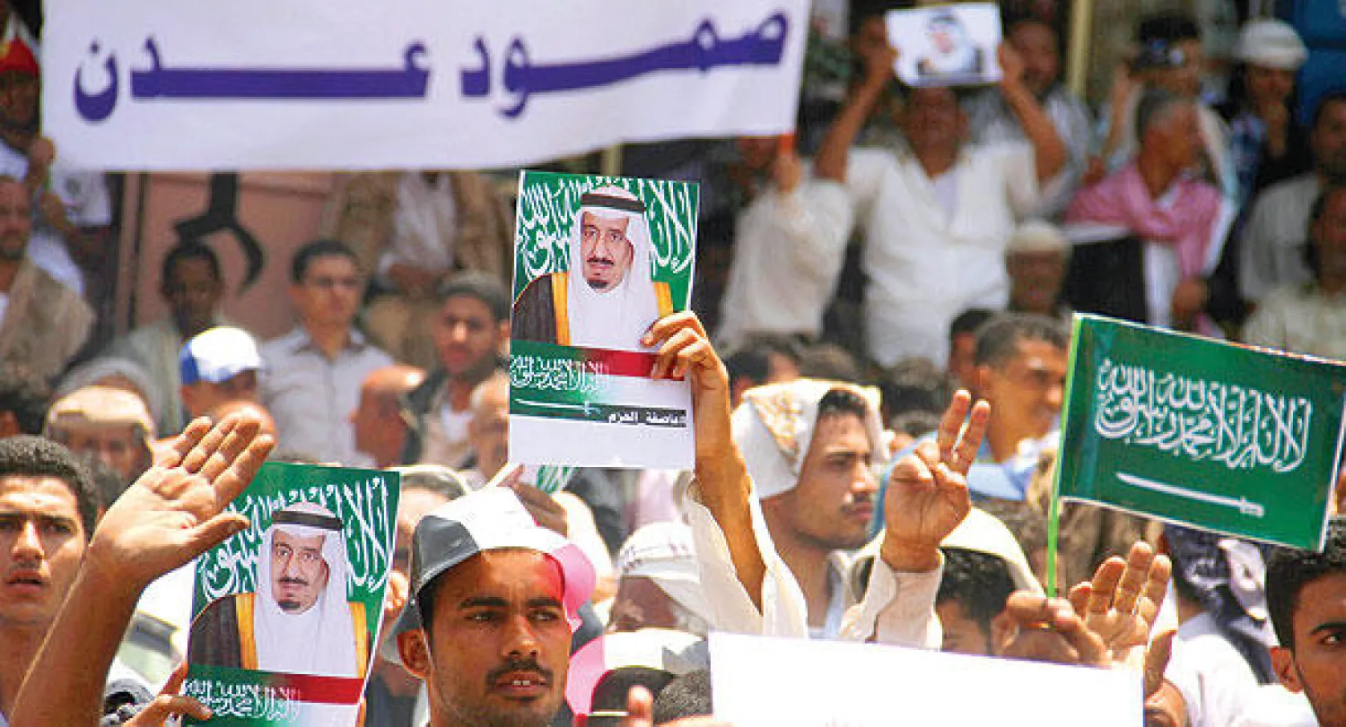 يمنيون يرفعون صور الملك سلمان والعلم السعودي خلال مظاهرات مؤيدة لـ«عاصفة الحزم» في مدينة تعز أمس (أ.ف.ب)