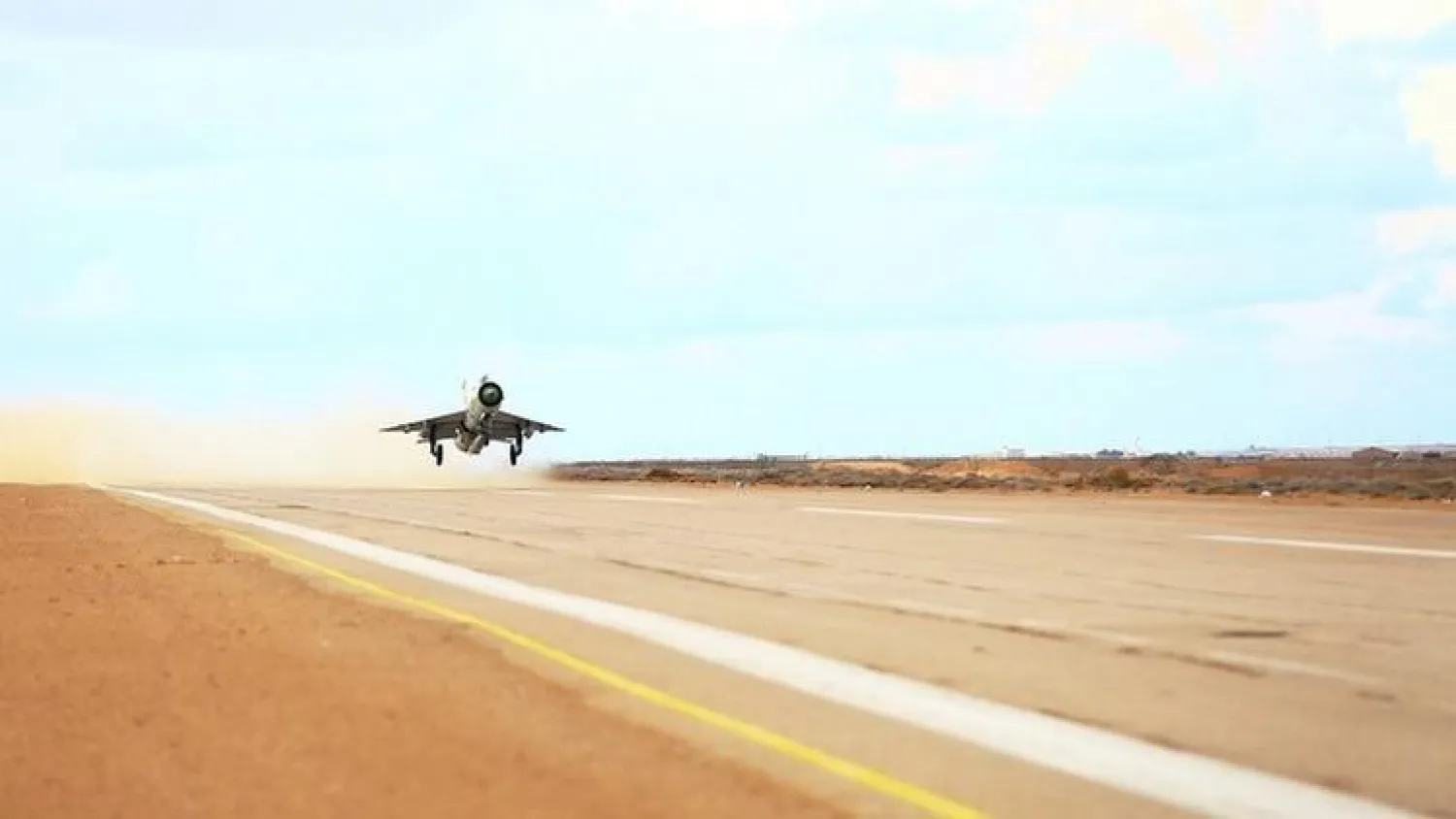 طائرة حربية تشن غارات جوية على مطار بغرب ليبيا