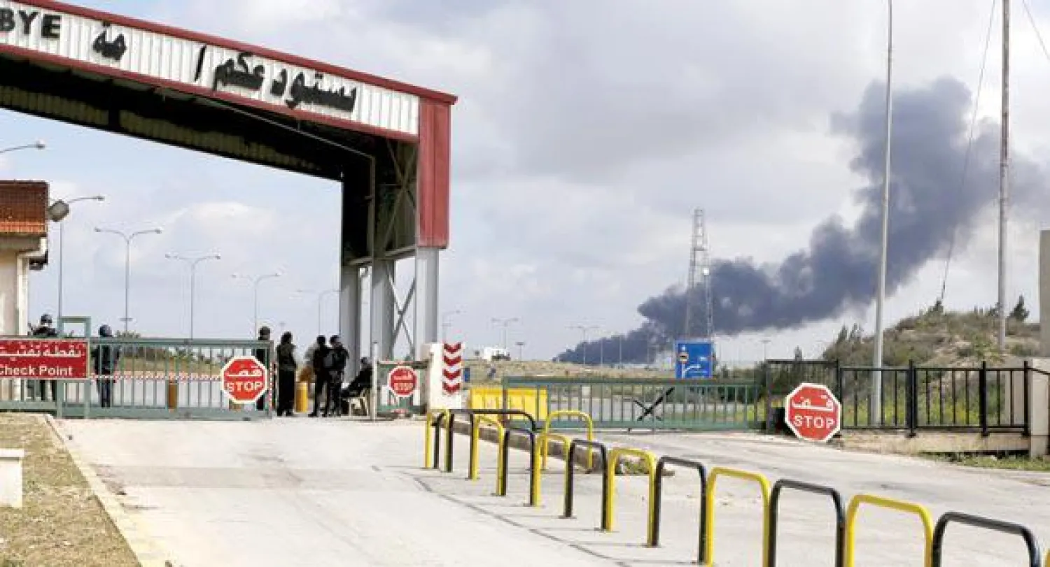 معبر جابر الأردني الطرف المقابل لمعبر نصيب السوري ويتضح من الصورة دخان المعارك التي حررت المعبر أمس (روتيرز)