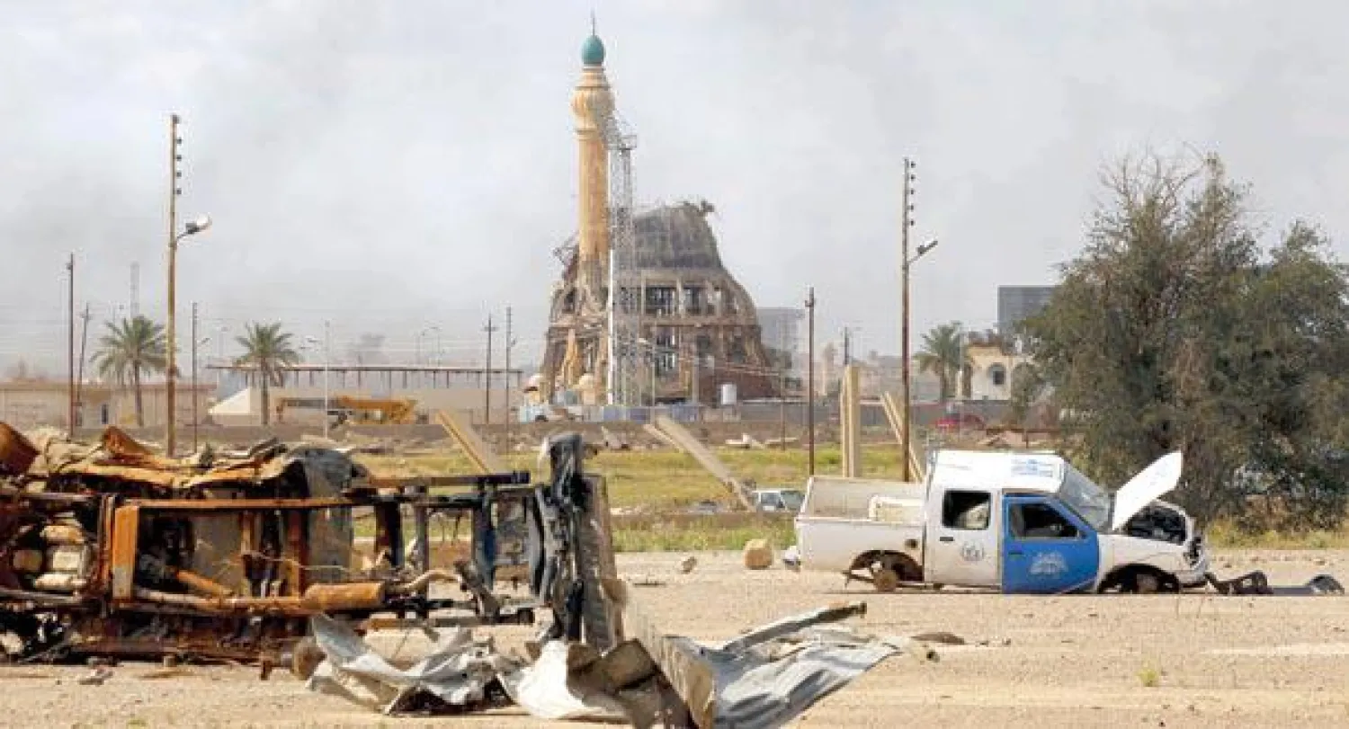 مسجد وسط مدينة تكريت وقد قام مسلحو «داعش» بتدميره إضافة إلى الخراب في المدينة كما بدا أمس (رويترز)
