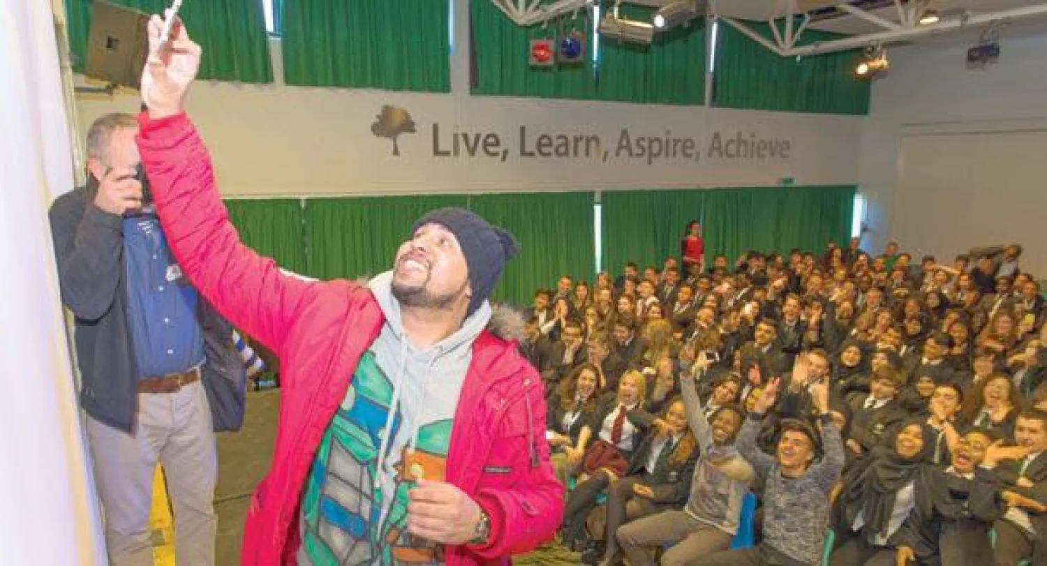 الفنان المسلم حمزة أرشد يقدم وصلة من السخرية من المتطرفين في إحدى مدارس شمال لندن (واشنطن بوست)