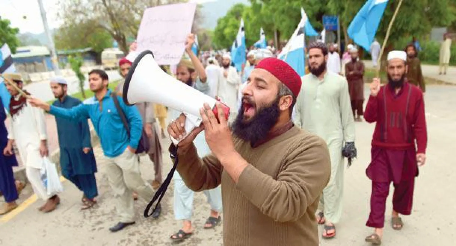 نشطاء باكستانيون من منظمة {هيئة علماء المسلمين} خلال تجمع حاشد لدعم السعودية وعملية {عاصفة الحزم} في اليمن أمس (أ.ف.ب)