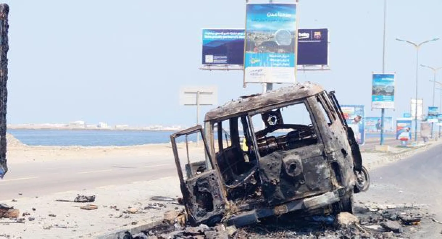 سيارة محترقة بعد مواجهات بين المقاومة الموالية للرئيس عبد ربه منصور هادي والحوثيين في عدن أمس (غيتي)