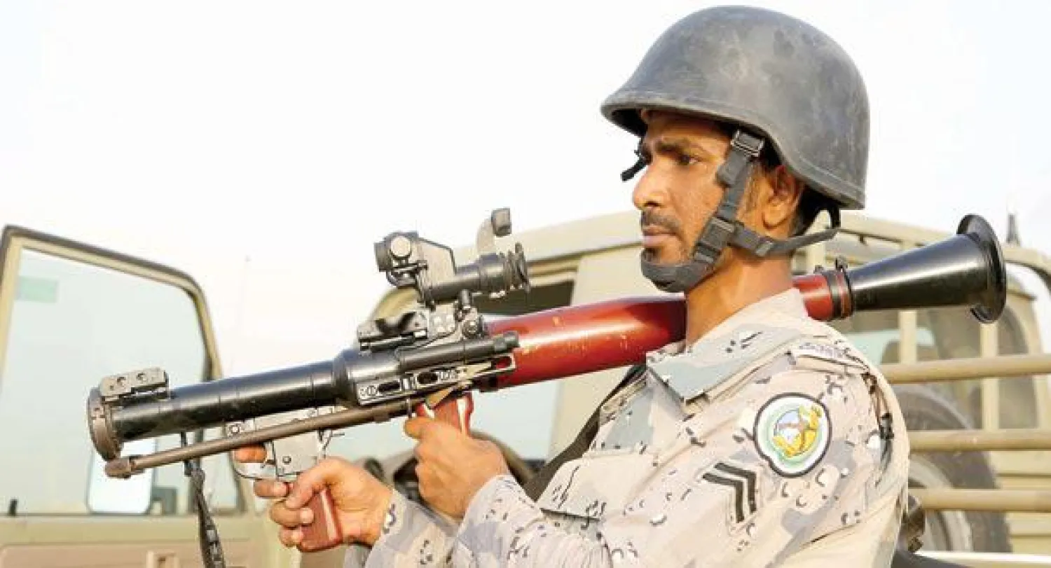 جندي سعودي على أهبة الاستعداد في منطقة الخوبة على الحدود مع اليمن (تصوير: عبد الله بازهير)