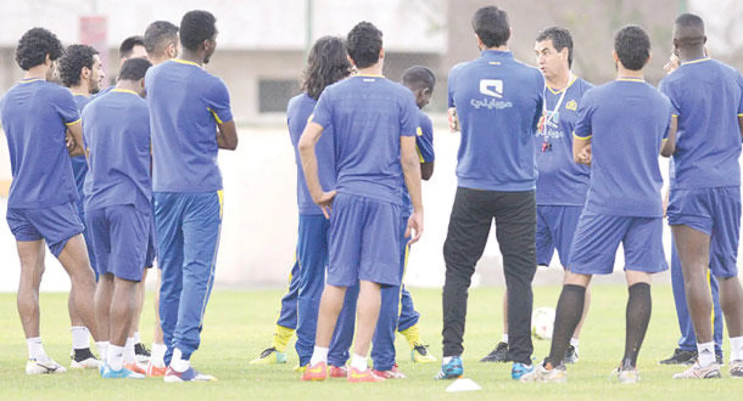 خورخي دا سيلفا مع اللاعبين في التدريبات الأخيرة للفريق (المركز الإعلامي بنادي النصر)