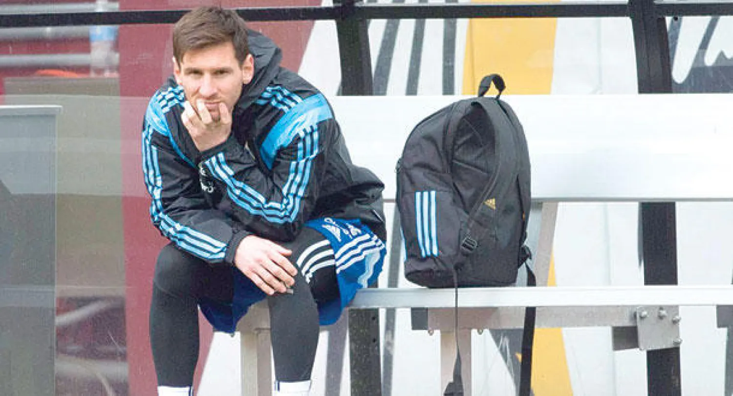 إصابة ميسي أجلسته على مقاعد بدلاء منتخب الأرجنتين (إ.ب.أ)