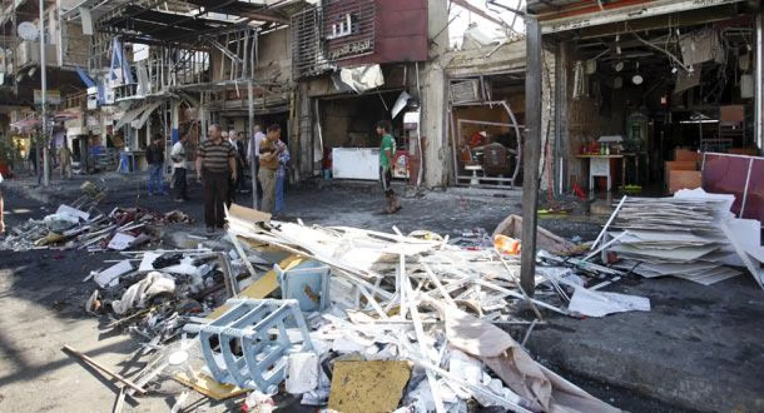 تجار يعاينون حجم الاضرار التي لحقت بمحالهم بسبب انفجار سيارة مفخخة في منطقة الباب المعظم وسط بغداد اول من امس (رويترز)