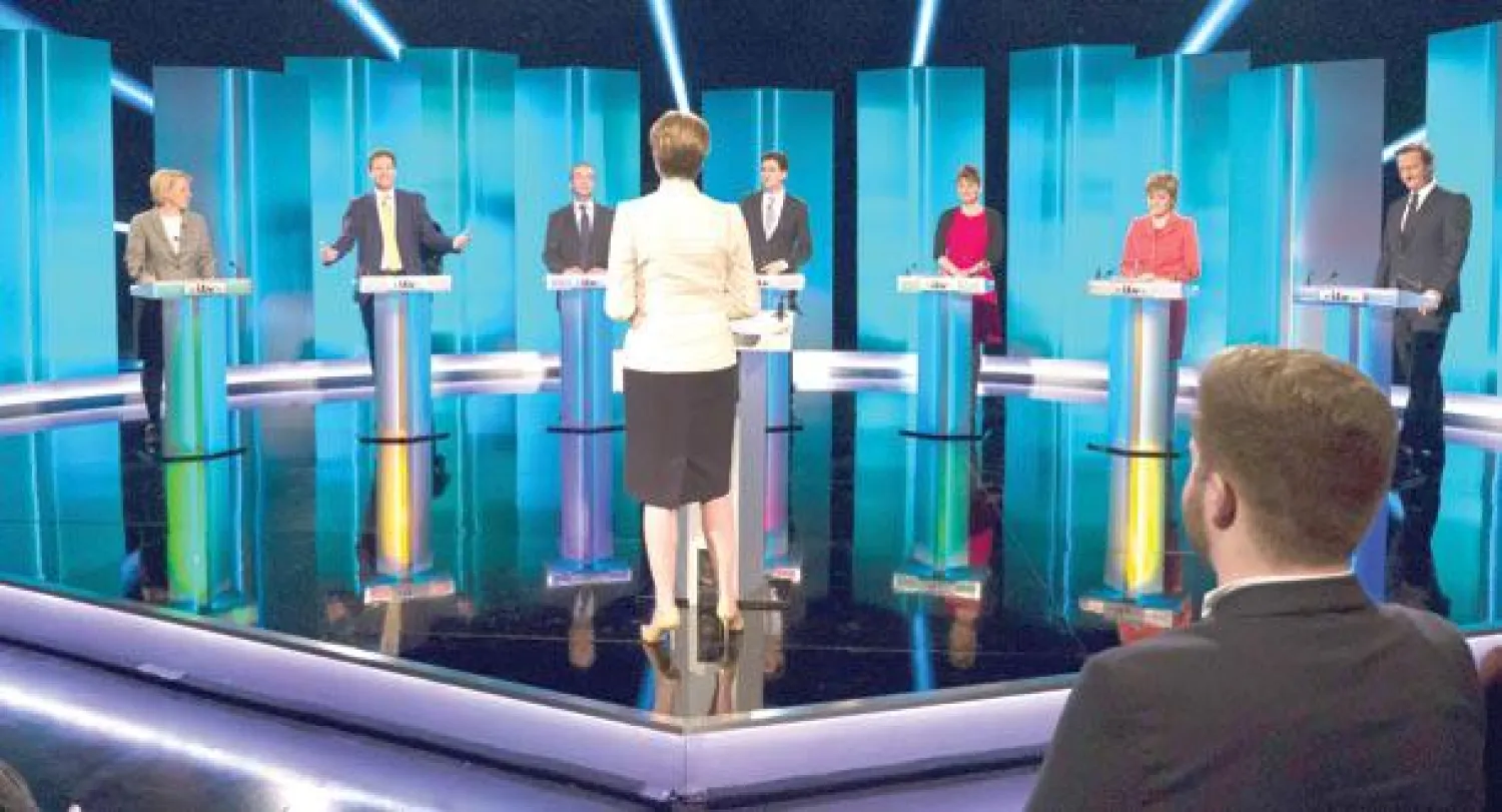 (من اليمين) كاميرون وستورجين ووود وميليباند وفاراج وكليغ أثناء المناظرة التي تمت في مدينة مانشستر الليلة قبل الماضية (إ.ب.أ)