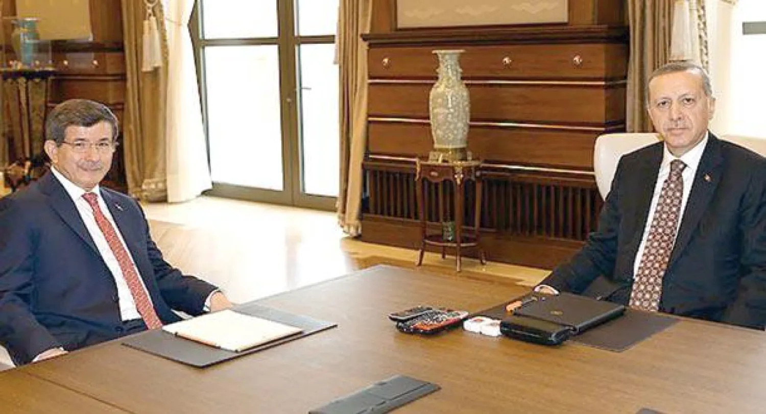 صورة نشرتها وكالة أنباء الأناضول لاستقبال الرئيس التركي رجب طيب إردوغان رئيس الوزراء أحمد داود أوغلو في القصر الرئاسي أول من أمس