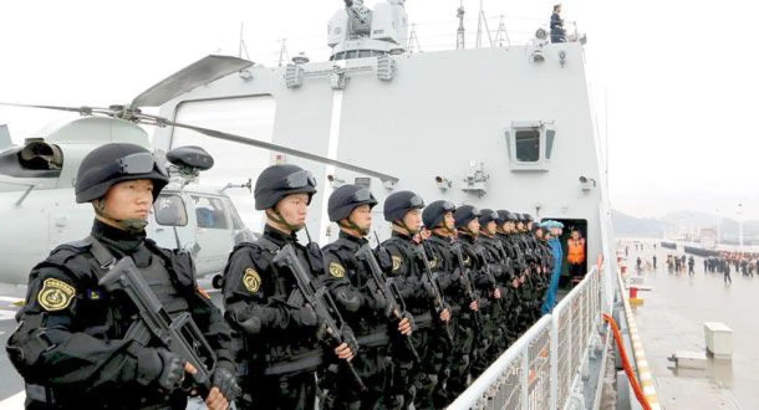 جنود صينيون أمام طائرة في زوشان بالصين تستعد للاقلاع إلى عدن لاجلاء رعايا صينيين من اليمن (رويترز)جنود صينيون أمام طائرة في زوشان بالصين تستعد للاقلاع إلى عدن لاجلاء رعايا صينيين من اليمن (رويترز)