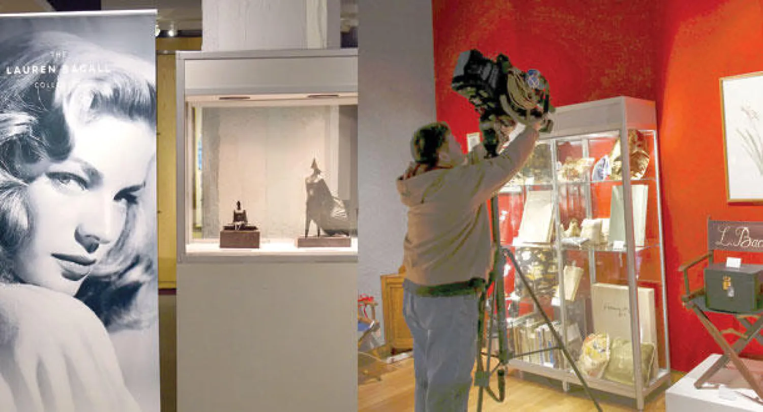 كرسي يحمل اسم الممثلة لورين باكال (رويترز)  -  جانب من مقتنيات الممثلة الراحلة لورين باكال التي عرضت للبيع في مزاد دار بونهامز بنيويورك (أ.ف.ب)