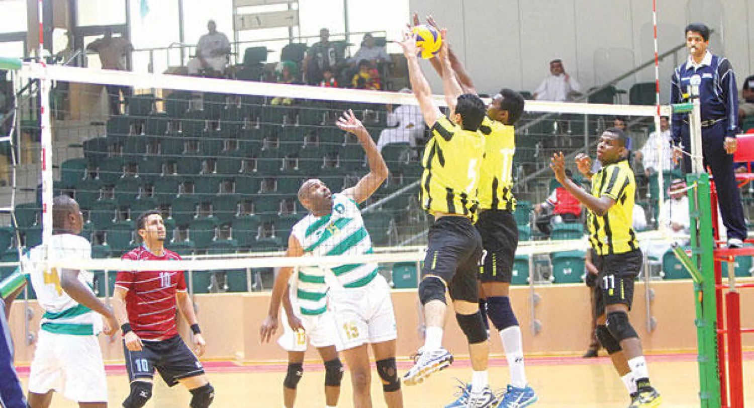 من مباراة سابقة بين الأهلي والاتحاد في الكرة الطائرة («الشرق الأوسط»)