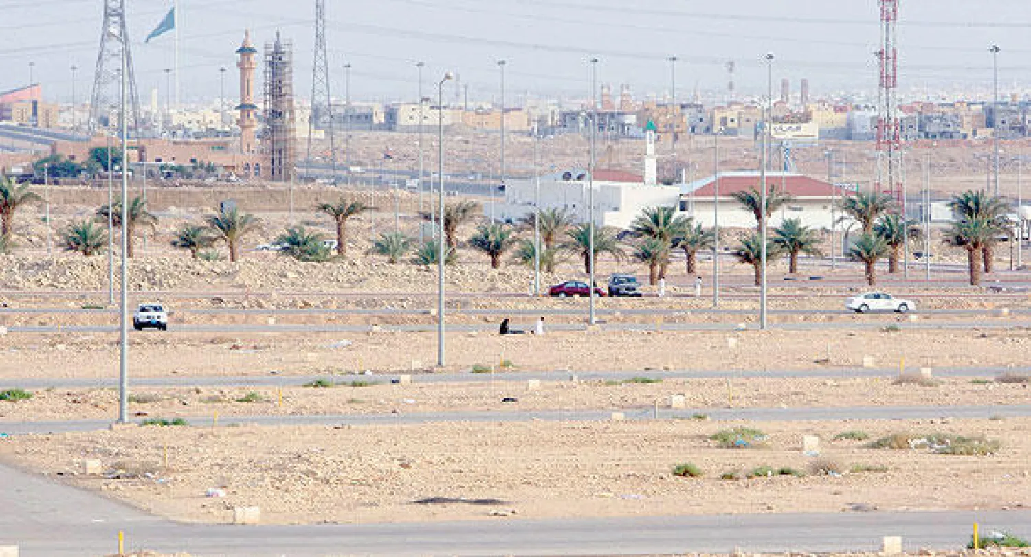 «رسوم الأراضي» في السعودية تهوي بثلث الطلب وتضخ ملايين الأمتار