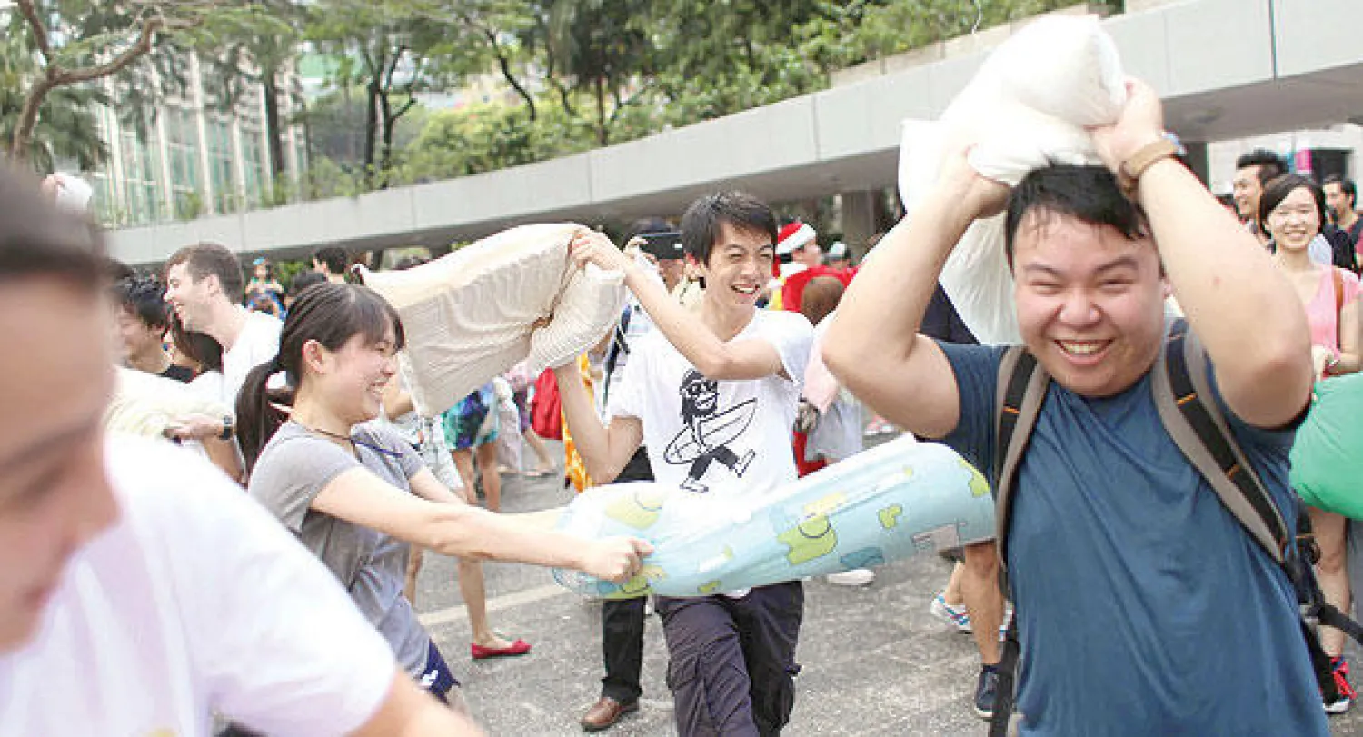 مئات الأشخاص شاركوا في معارك بالوسائد في هونغ كونغ أمس (أ.ف.ب)