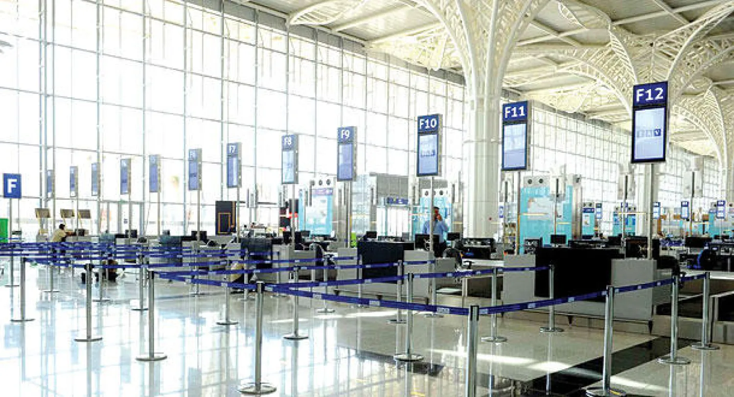 إحدى الصالات المتطورة في مطار المدينة في طور التجارب («الشرق الأوسط»)