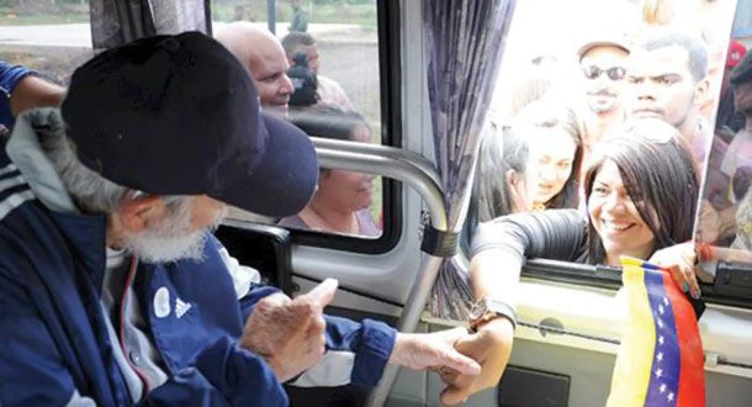 كاسترو يتحدث إلى وفد فنزويلي في هافانا الاثنين الماضي في أول ظهور علني له منذ أكثر من عام (رويترز)