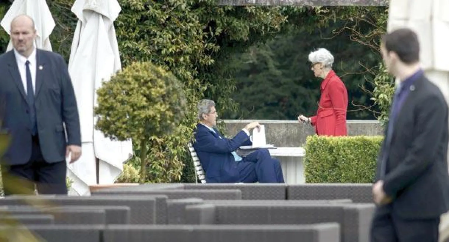 كيري مع ويندي شيرمان رئيسة الفريق الأميركي المفاوض ({نيويورك تايمز})