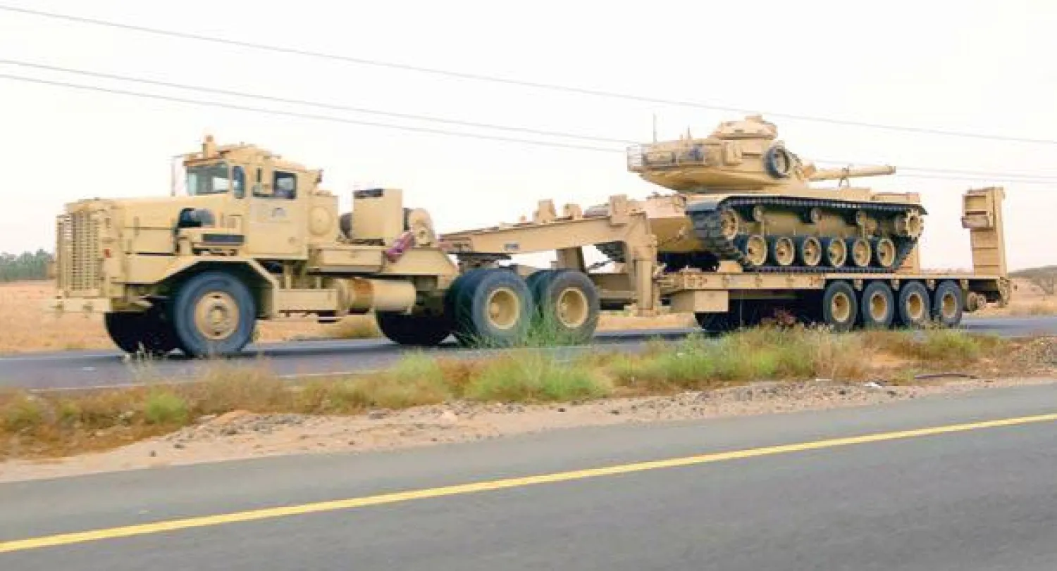 إحدى الناقلات الحربية تحمل دبابة تابعة للقوات البرية السعودية وهي في طريقها نحو الحد الجنوبي (تصوير: محمد العايض)