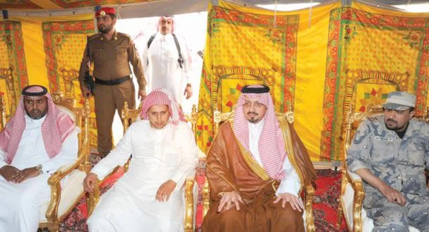 الأمير فيصل بن خالد أمير منطقة عسير خلال نقل تعازي القيادة لذوي الجندي عبد الرحمن القحطاني (واس)