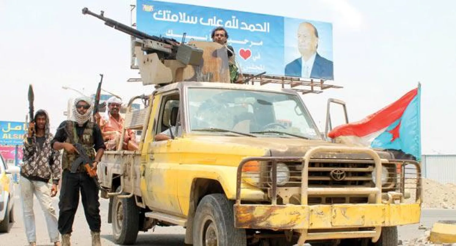 أنصار للرئيس اليمني عبد ربه منصور هادي عند نقطة أمنية في حي المنصورة بعدن أمس (أ.ف.ب)