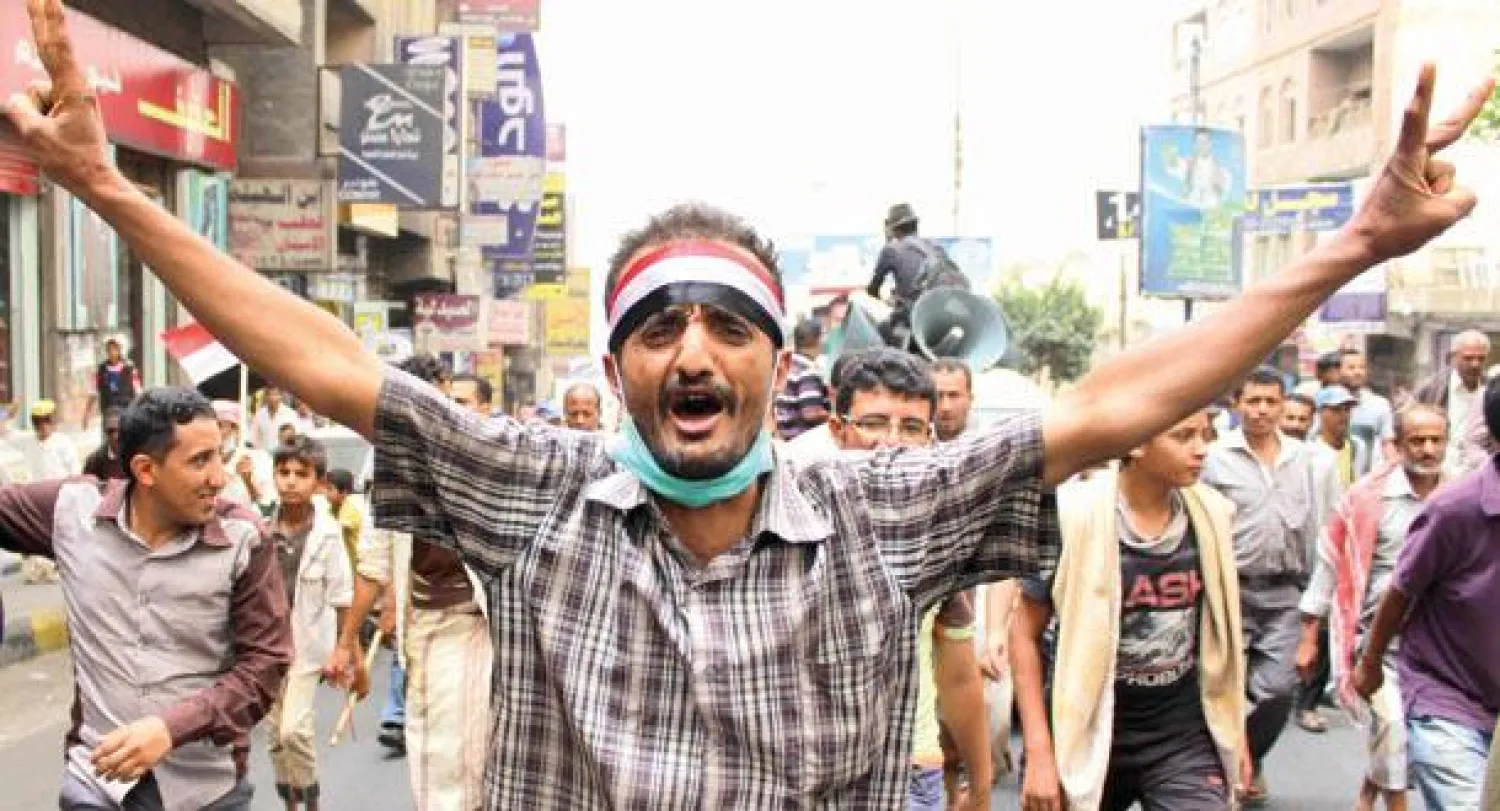 يمنيون يهتفون تأييداً لـ {عاصفة الحزم} في مدينة تعز أمس (أ.ف.ب)