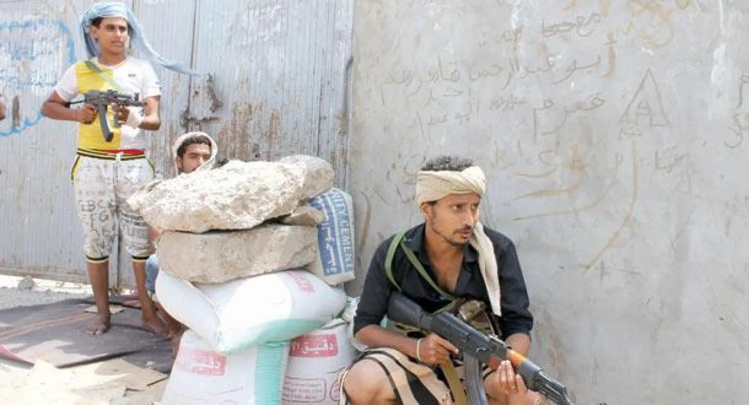 مسلحون من {الحراك الجنوبي} يأخذون أماكنهم في إحدى نقاط المواجهة مع الحوثيين في عدن أمس (أ.ف.ب)