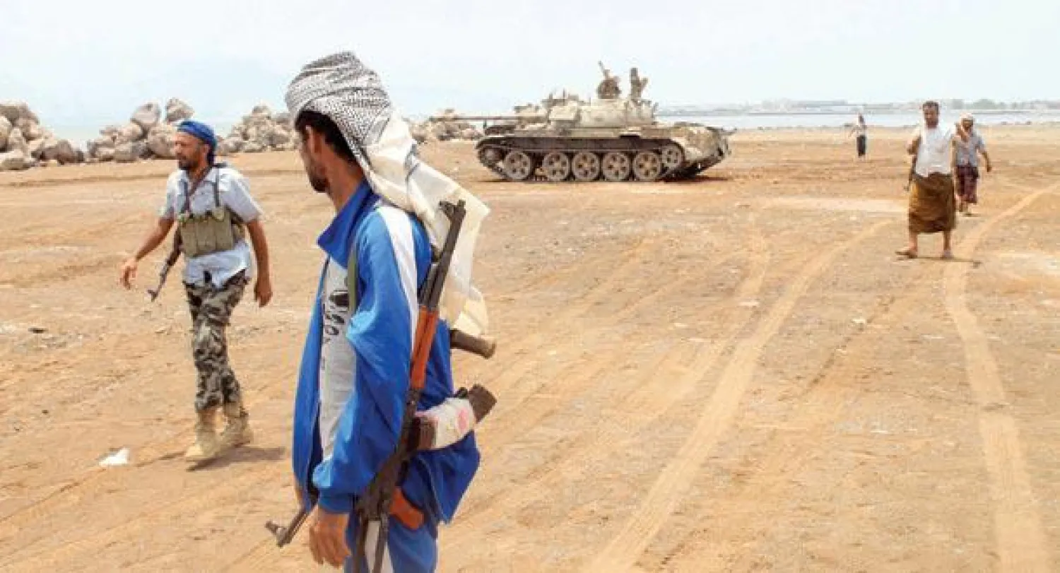 دبابة تابعة لـ {الحراك الجنوبي} أثناء المواجهات مع الحوثيين في عدن أمس (أ.ف.ب)